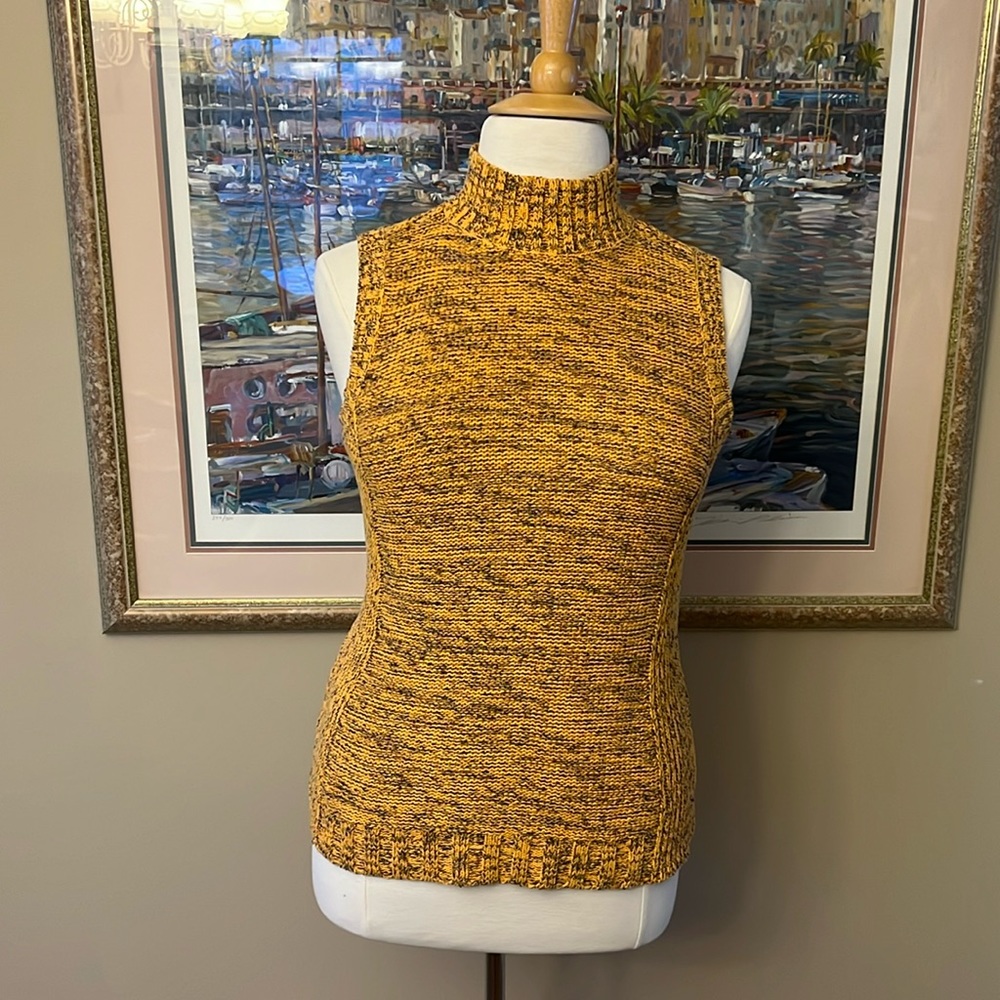 TURTLE NECK SLEEVELESS SWEATER
